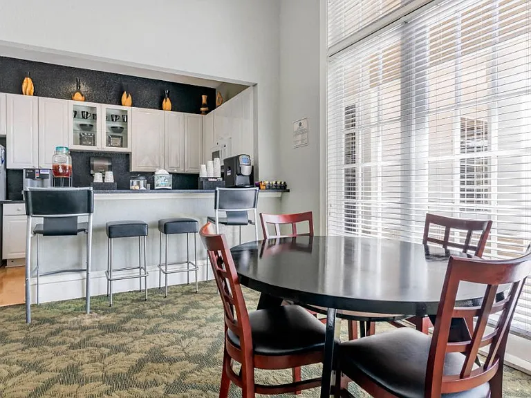 Wentworth Apartments — Photo 14