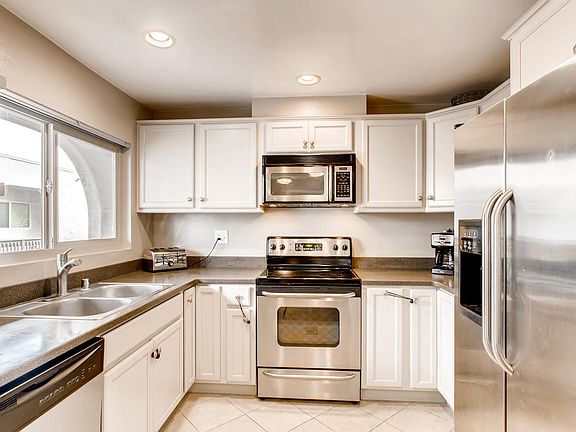 4th image of 2530 Clairemont Dr Unit 305