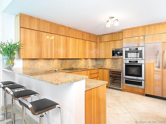 5th image of 50 S Pointe Dr #10018