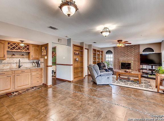 4th image of 508 Sendera St