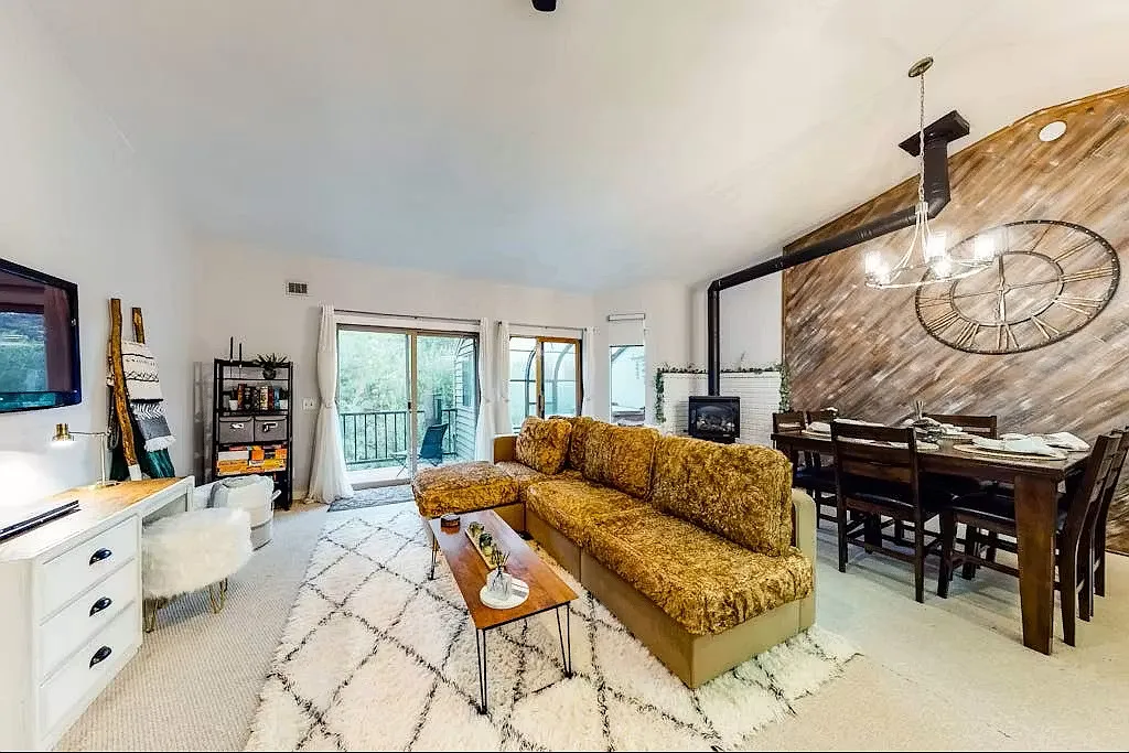 2 bed, 2.5 bath, 1232 sqft, $4,200 — Photo 1