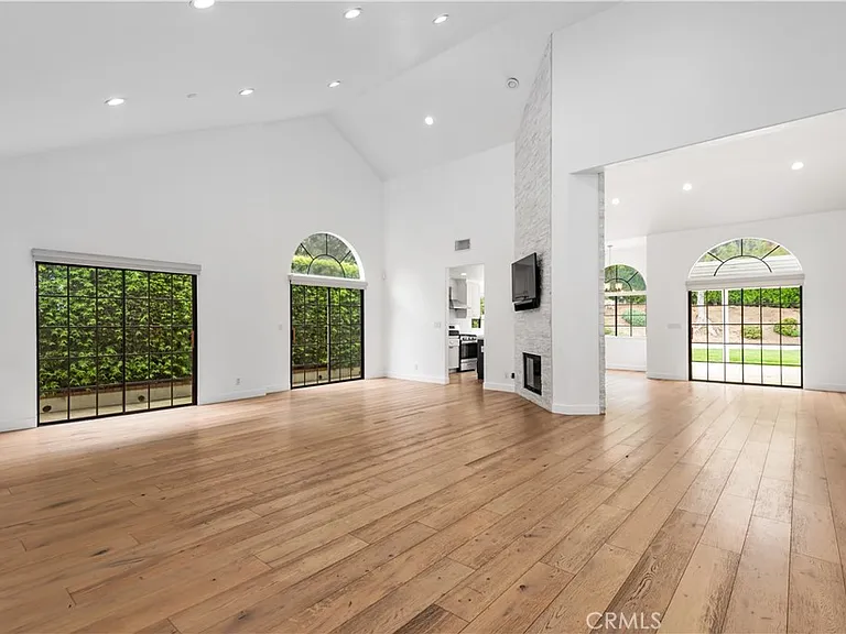 729 Maywood Ct — Photo 4