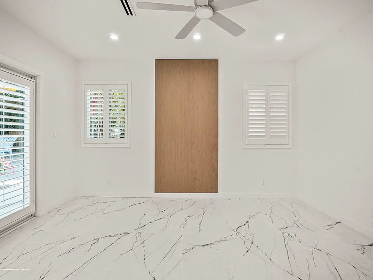 4230 Van Nuys Blvd — Photo 37