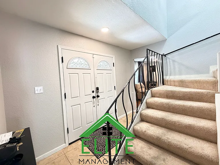 6701 Hillglen Way — Photo 5