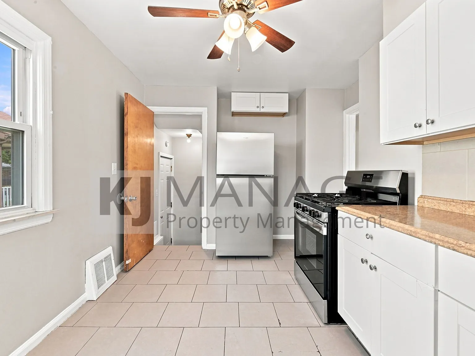 3 bed, 1000 sqft, $1,600 — Photo 3