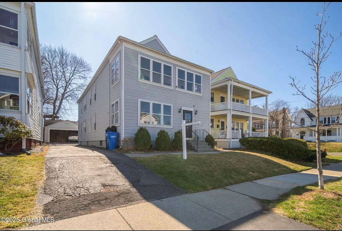 3 bed, 1300 sqft, $1,850 — Photo 1