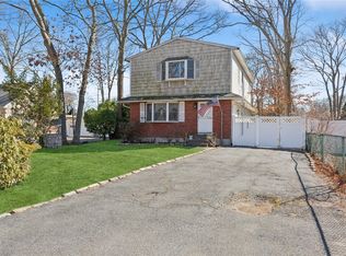 16 Brian St, Holbrook, NY 11741