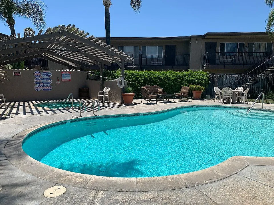 Casa Linda Apartments