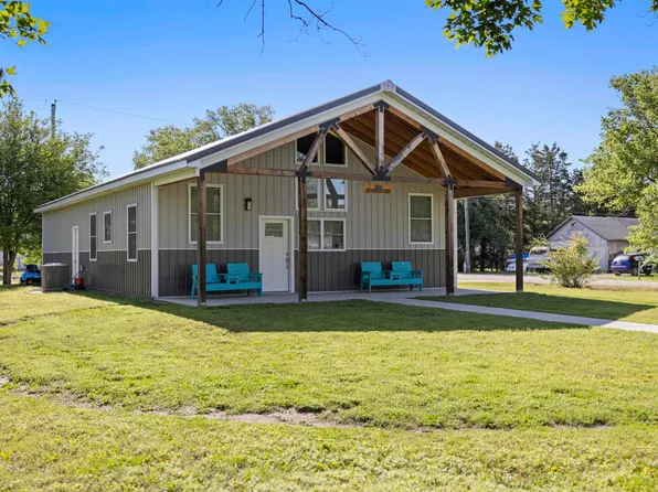 304 E Market St, Burrton, KS 67020