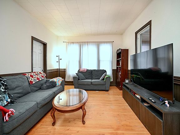 4th image of 1051 W King St