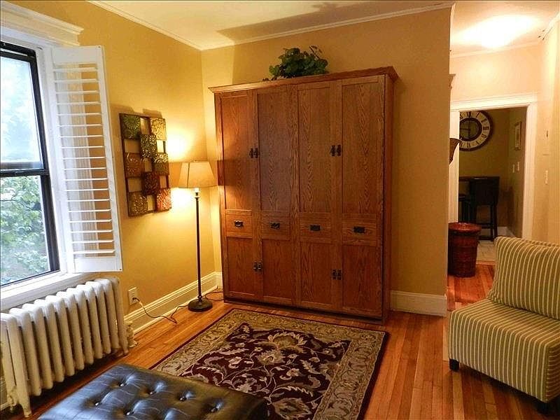 Livingroom/Queen Murphy bed