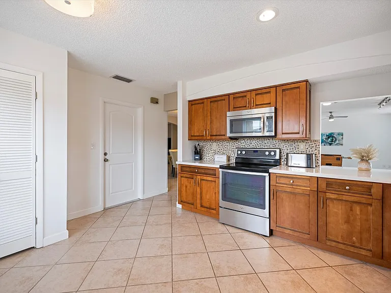 818 Plum Tree Ln — Photo 6
