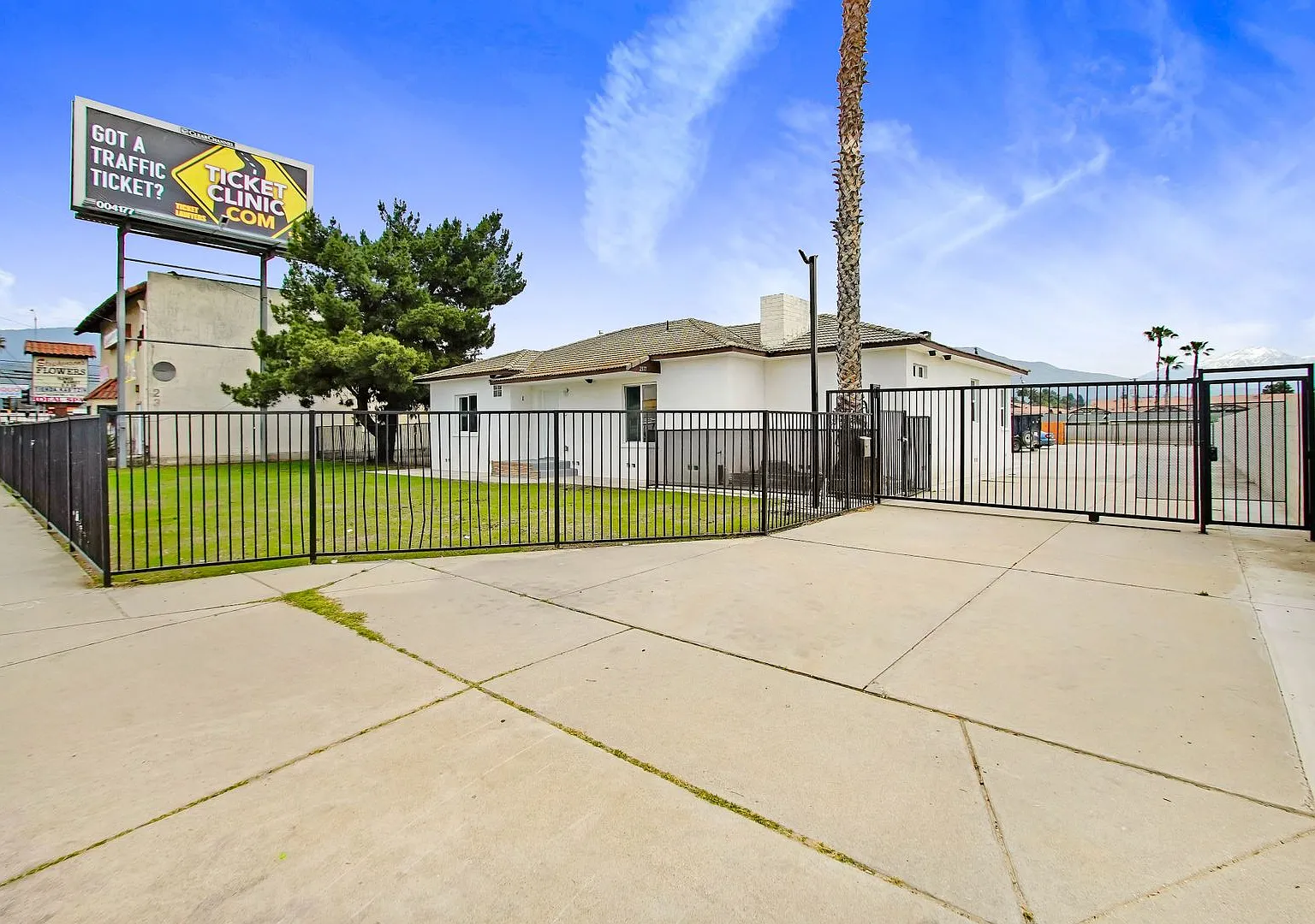 2377 Del Rosa Ave — Photo 1