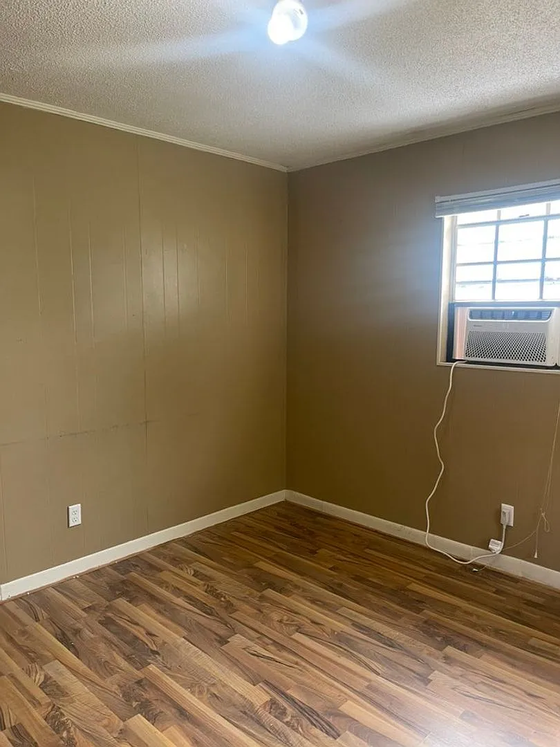 3 Bed/1 Bath Apartment — Photo 4