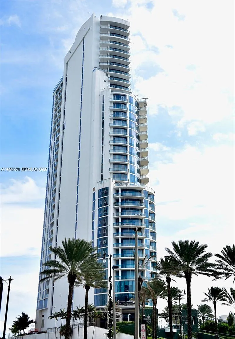 Chateau Beach Condo — Photo 1