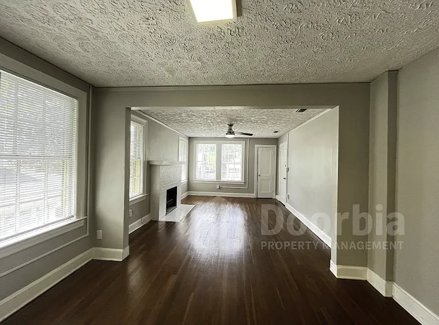 Spacious 1 Bedroom / 1 Bathroom Apartment in Classic Brick Quadplex — Photo 4