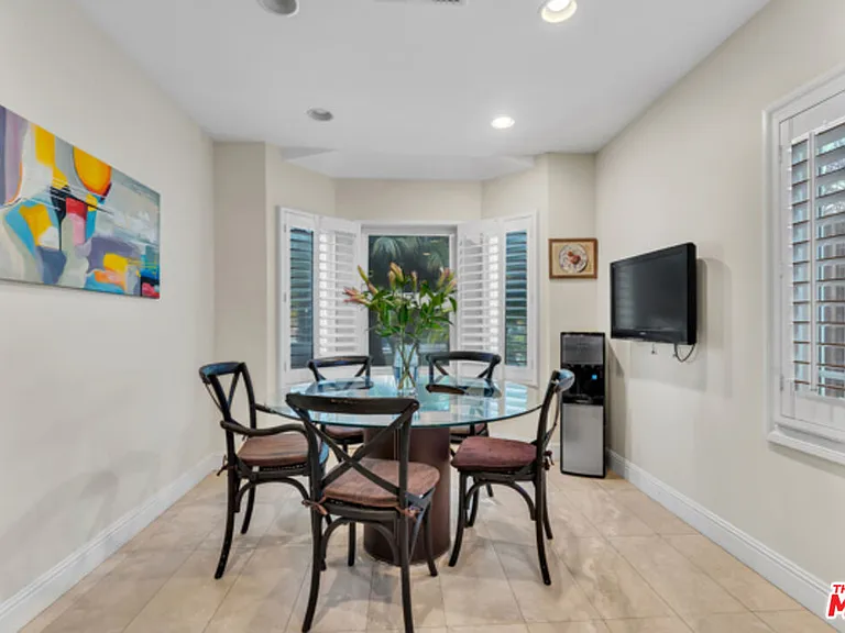 326 N Doheny Dr — Photo 7