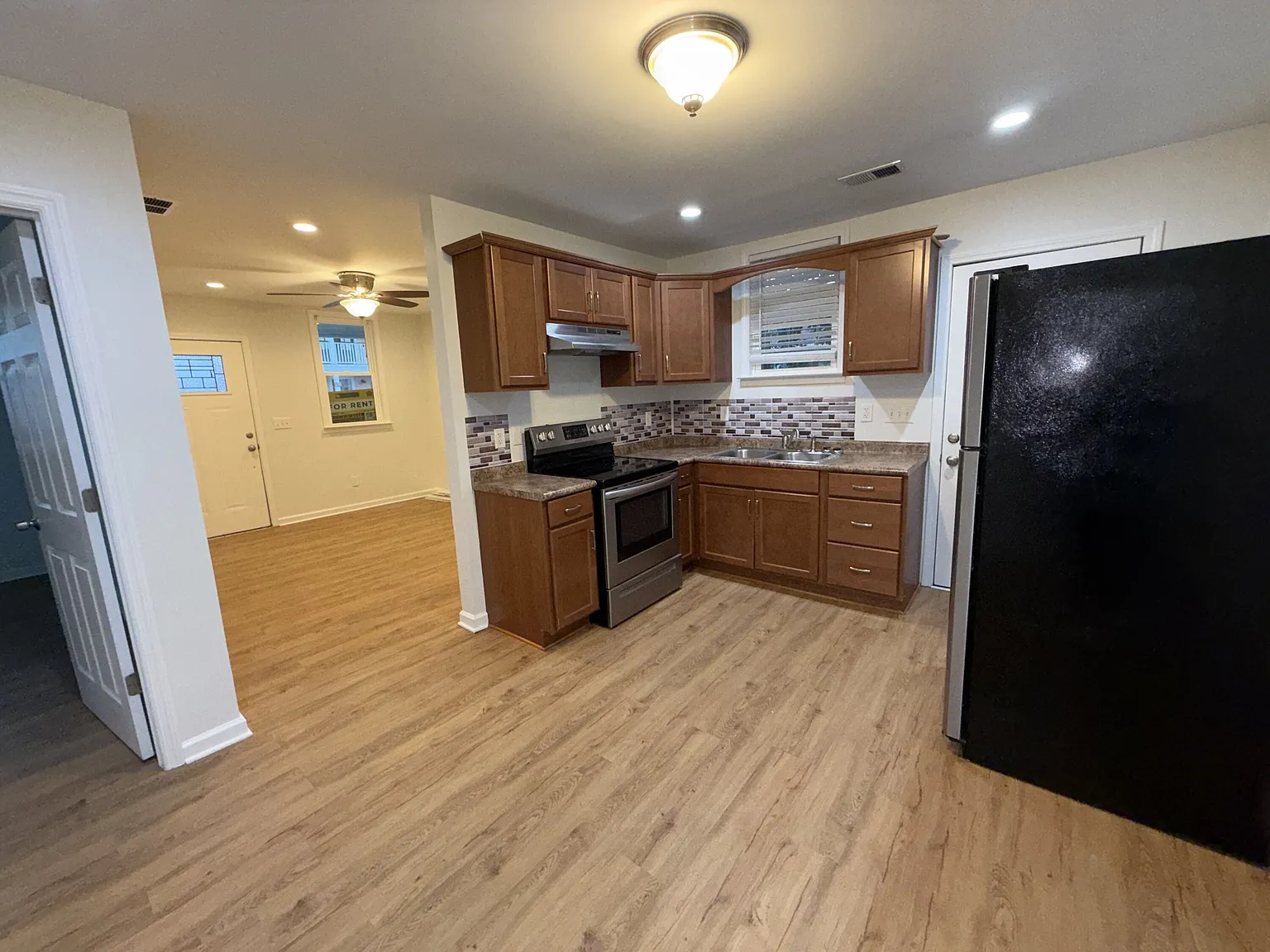 3 bed, 2.0 bath, 936 sqft, $2,750 — Photo 3