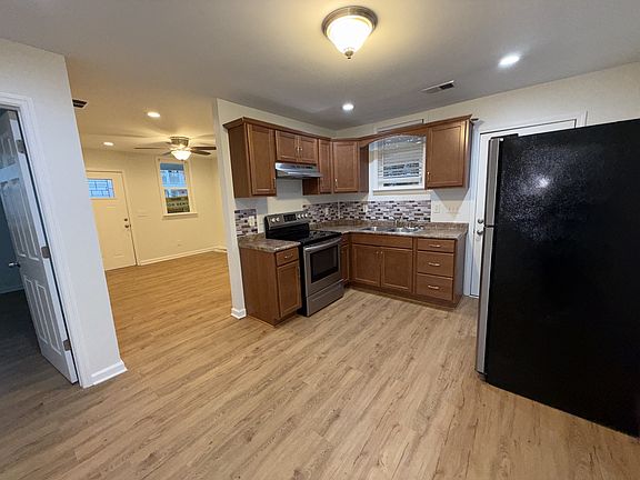 3rd image of 212 Romney St
