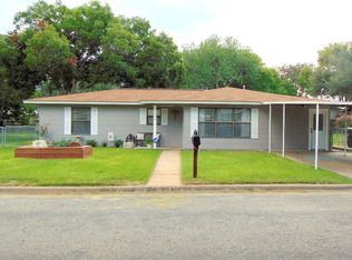 910 S Welhausen Ave, Shiner, TX 77984