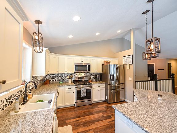 3rd image of 13751 Oakwood Dr