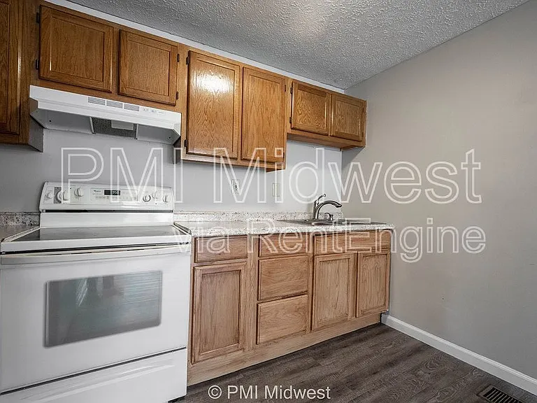3736 N Meridian St — Photo 8