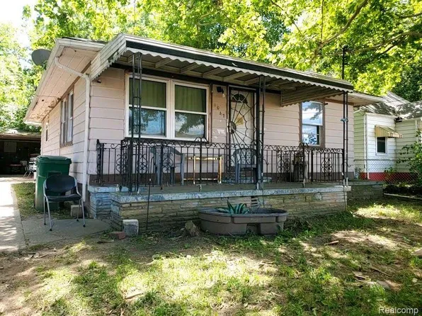 1077 W Coldwater Rd, Flint, MI 48505