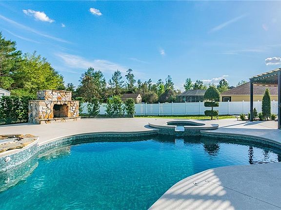 4th image of 1046 W Seagate Dr