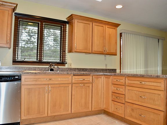 4th image of 906 Royal Dr