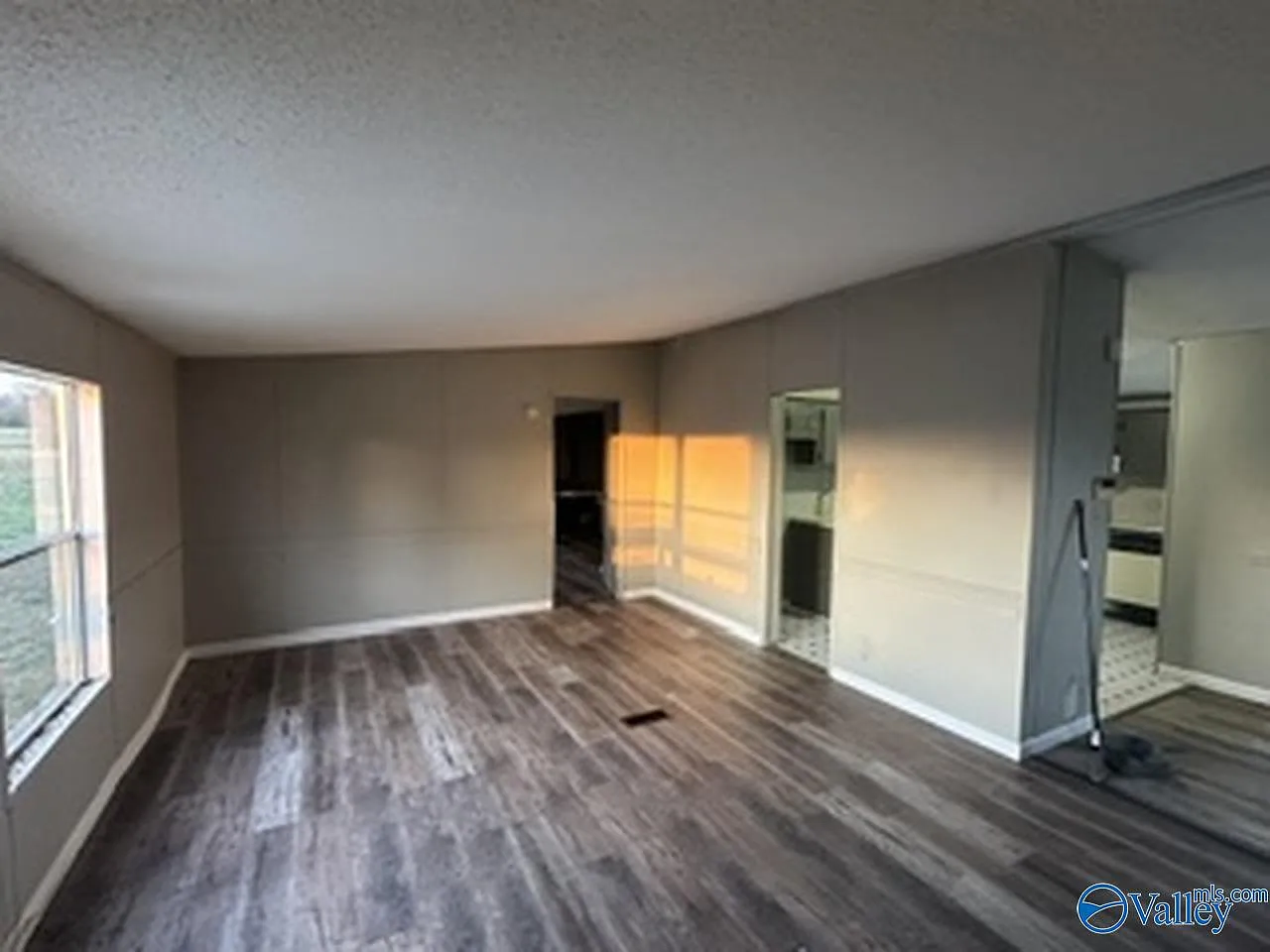 3 bed, 2.0 bath, 1650 sqft, $1,100 — Photo 2
