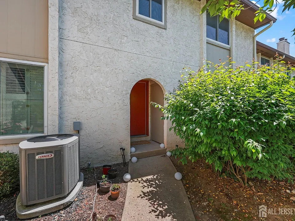 81 Thoreau Dr