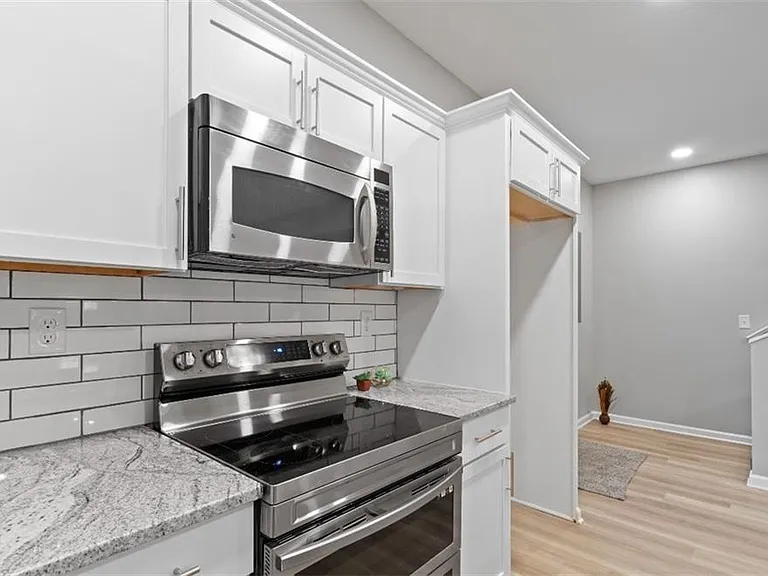 1118 Splitlog Ave — Photo 6