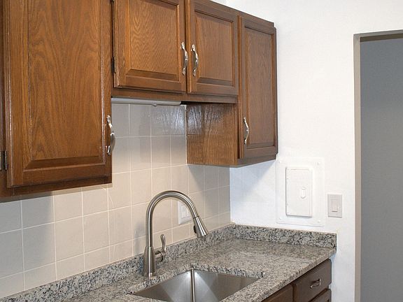 4th image of 840 Wellington Ave Unit 418