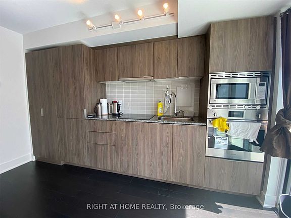3rd image of 955 Bay St #1612
