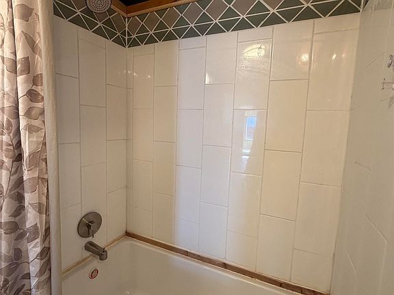 5th image of 412 Main Ave N