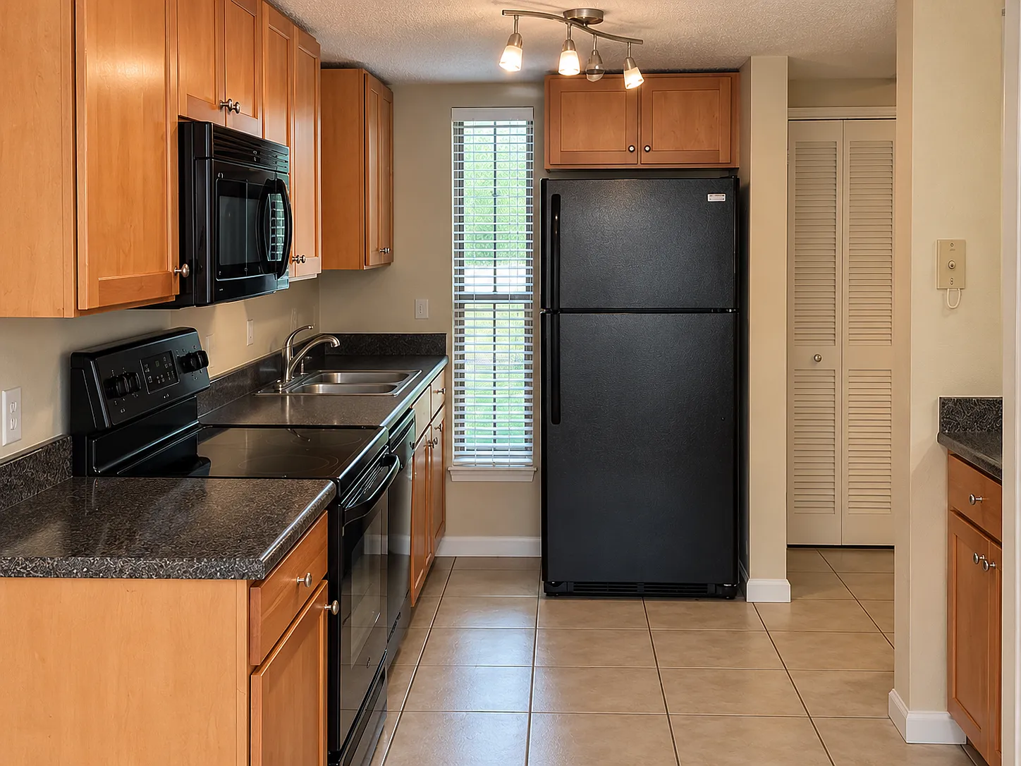 3 bed, 1278 sqft, $1,690 — Photo 3