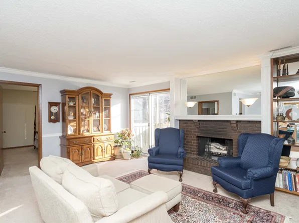 1235 66th St APT 27, Windsor Heights, IA 50324