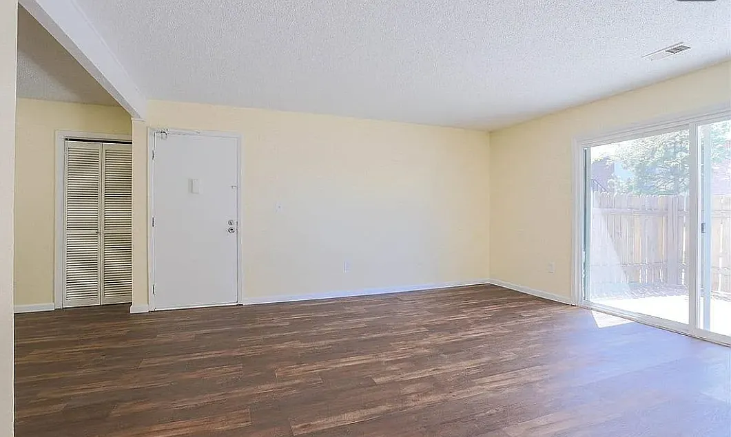 3 bed, 1009 sqft, $2,050 — Photo 1