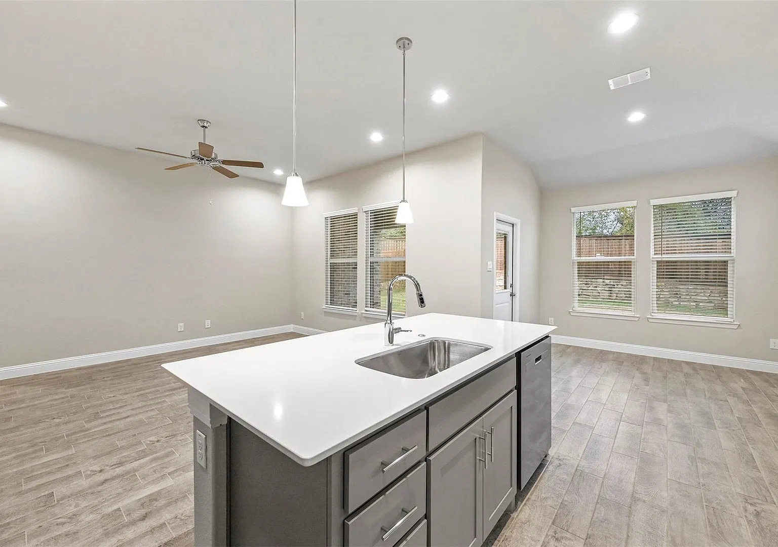 Gorgeous 4 Bedroom 2 Bath Home in Denton, Tx. — Photo 3