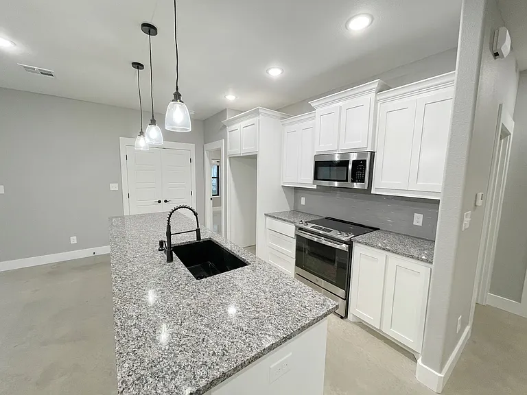 122 W Harrison St — Photo 4