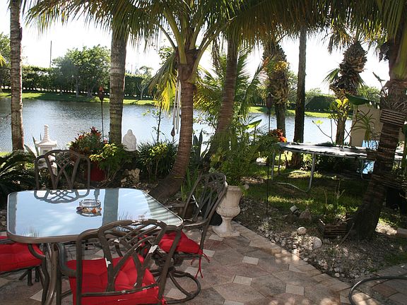 Brickpaver Patio w/furnished