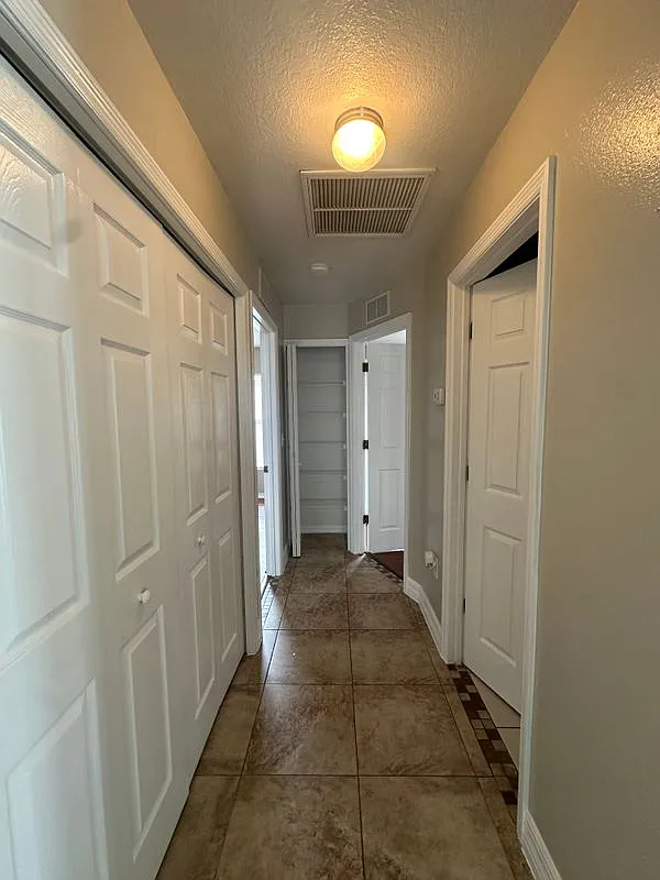 3 bed, 2.0 bath, 1320 sqft, $2,600 — Photo 4