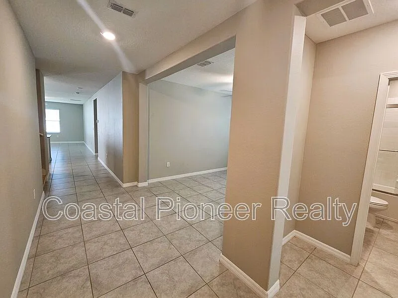 6 bed, 3.0 bath, 3362 sqft, $3,100 — Photo 4