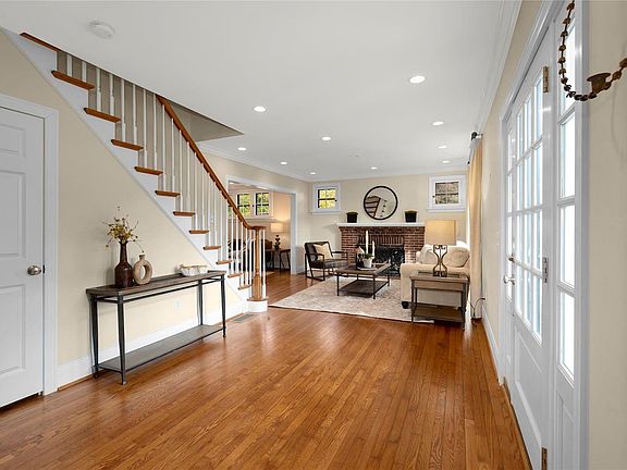 3rd image of 901 N Woodlawn Ave