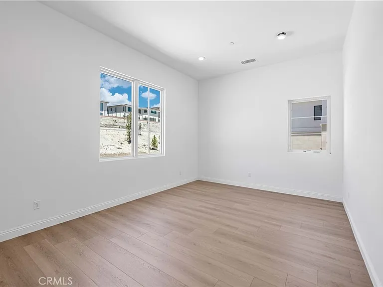 11712 N Churchill Way — Photo 4