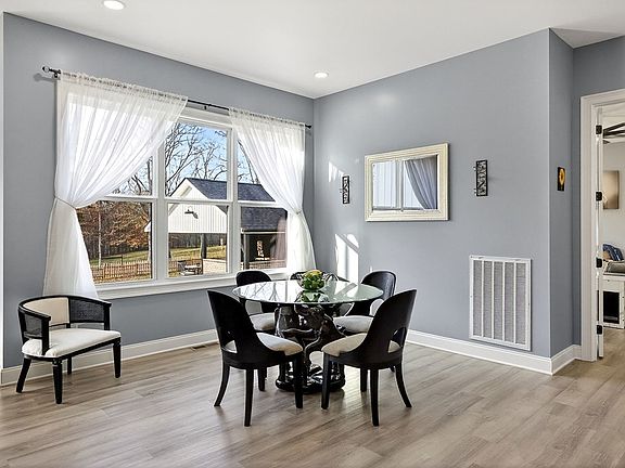 17th image of 377 Margot Dr