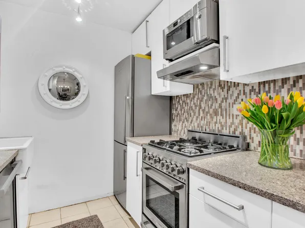 222 East 35th Street image 5 of 14