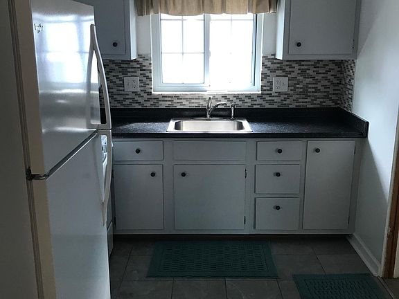 3rd image of 526 Foster St #2
