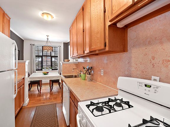 2nd image of 116 Pinehurst Ave APT S21