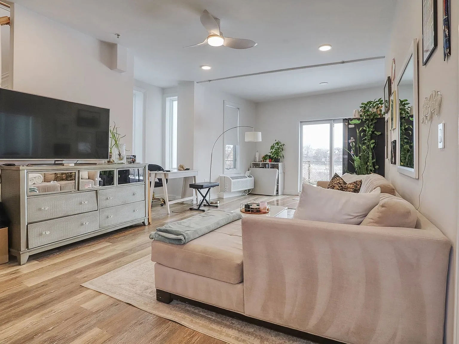 2 bed, 2.5 bath, 2131 sqft, $2,600 — Photo 2